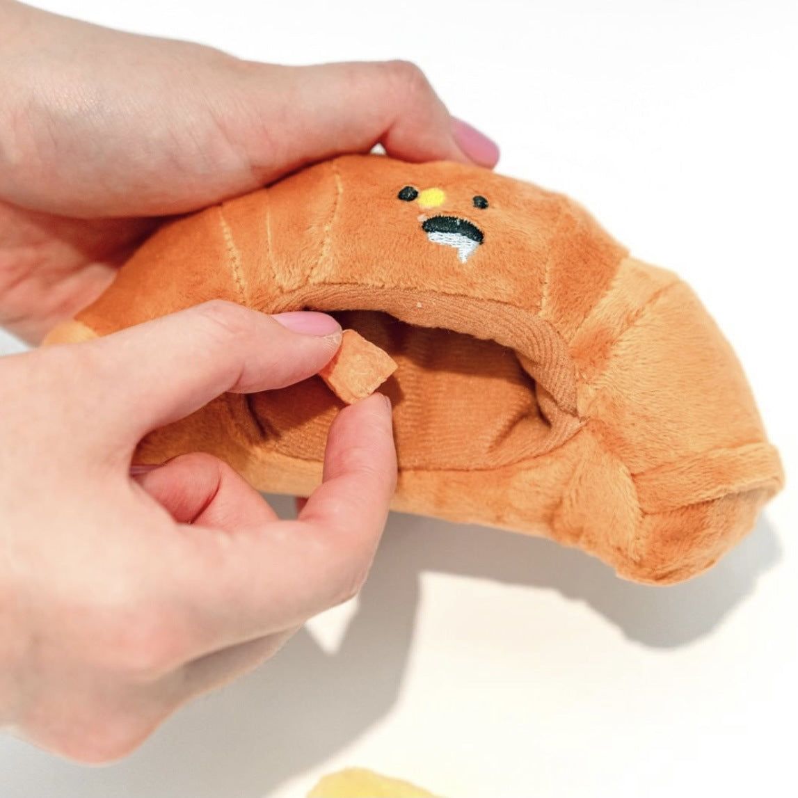 Hundespielzeug "Buttercroissant"